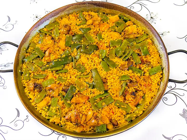Paella de poulet et fruits de mer