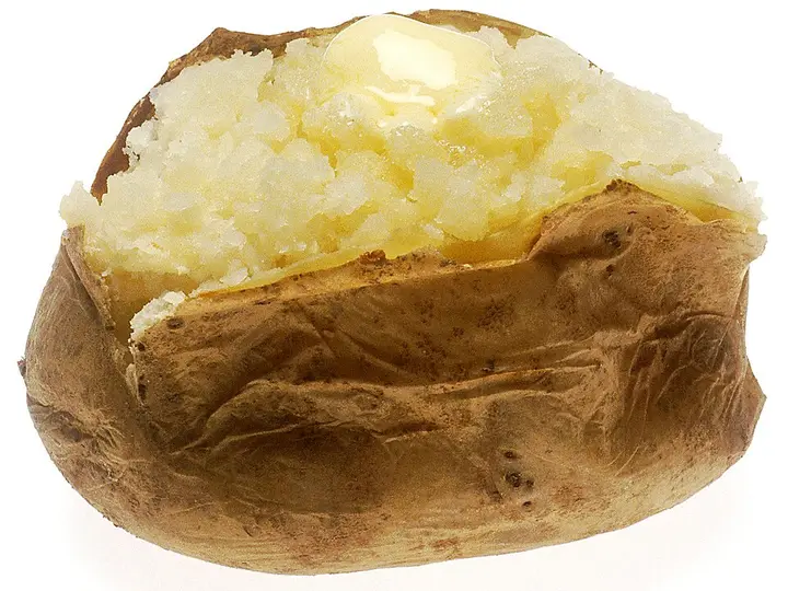 Pommes de terre au four micro-ondes, fromage et ciboulette