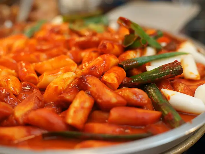 Tteokbokki (gâteaux de riz épicés)